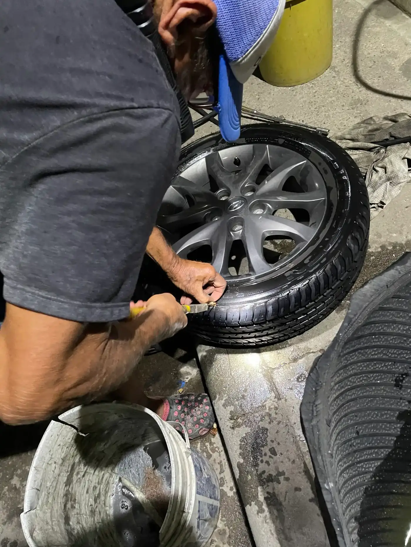 Einen platten Reifen während der Feldarbeit reparieren